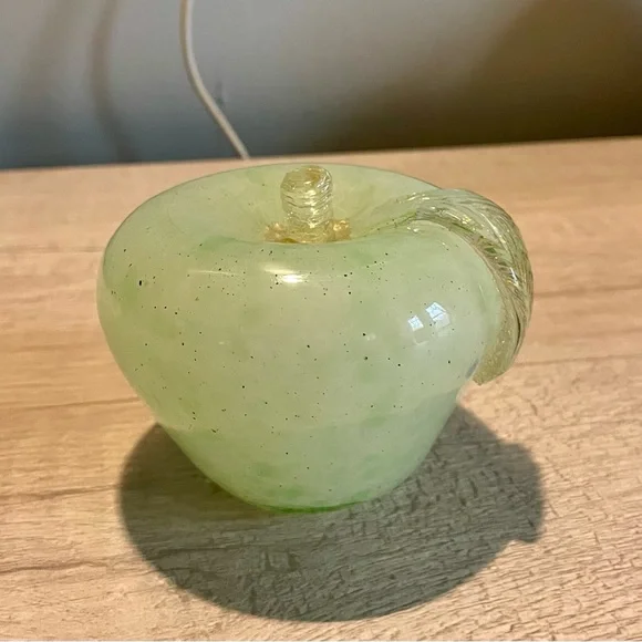 Vintage Murano Green Apple with Gold Leaf Paperweight - Picture 4 of 9